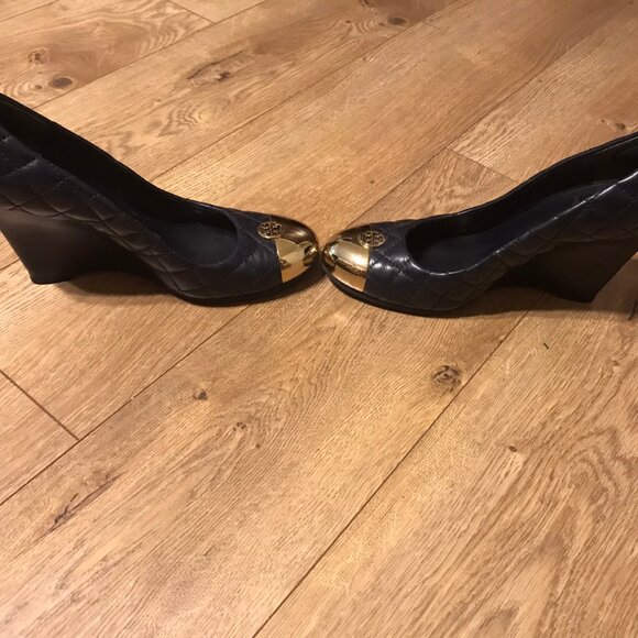 Tory Burch, Kaitlin Quilted Leather Wedge Heel, Dark Blue Size 7.5 - Picture 6 of 12